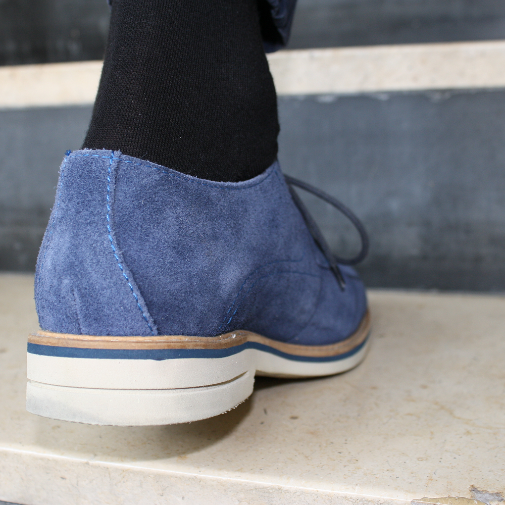 Merino Business Socken schwarz Rückansicht mit Schuhen – Socken zum Anzug für Herren und Damen