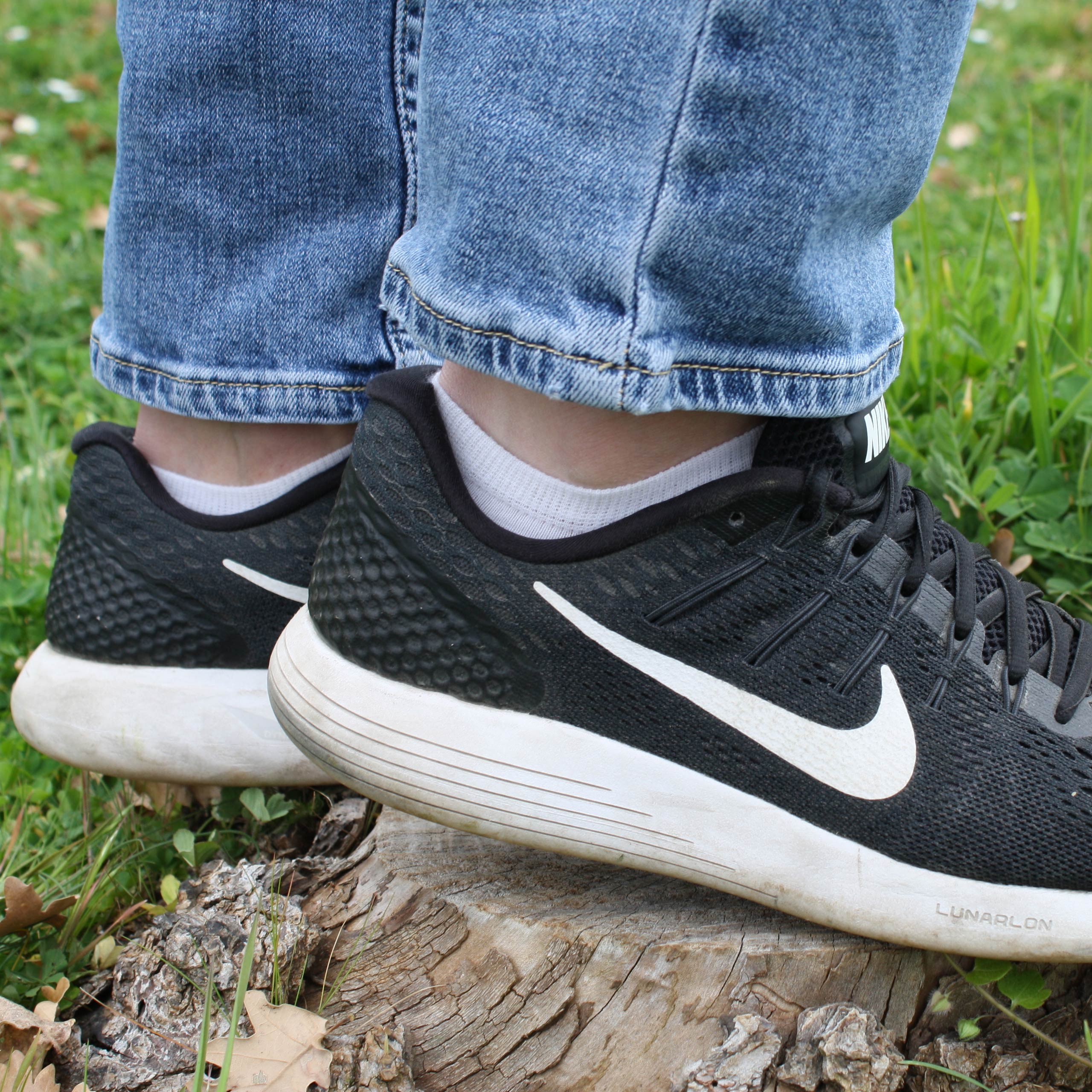 Merino Sneaker Socken weiß Nahansicht mit Sneakers – weiße Merinosocken für Freizeit und Sport