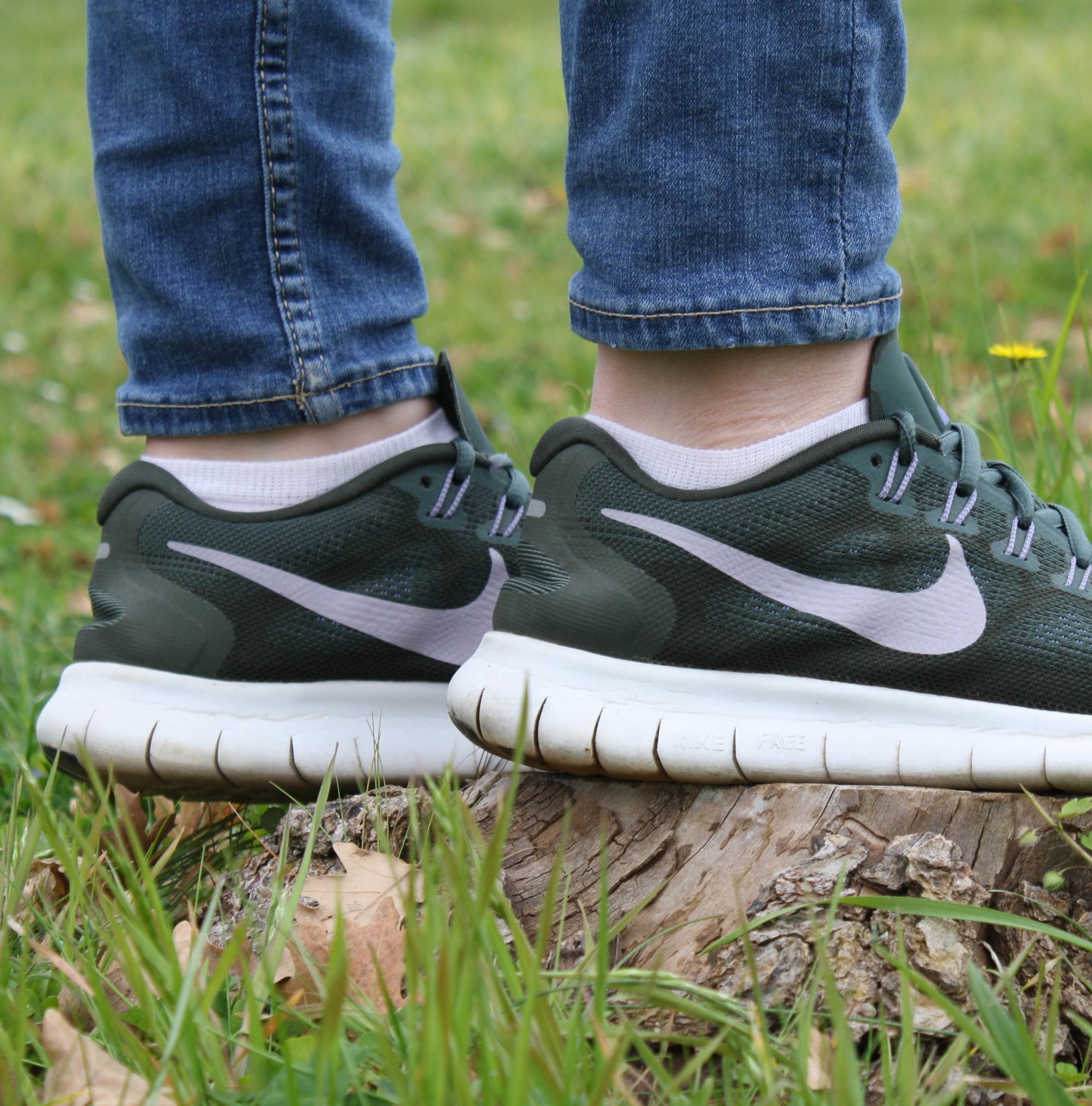 Merino Sneaker Socken weiß Detailansicht mit Sneakers – kurze Wollsocken Damen Herren WOOL ROCKERS