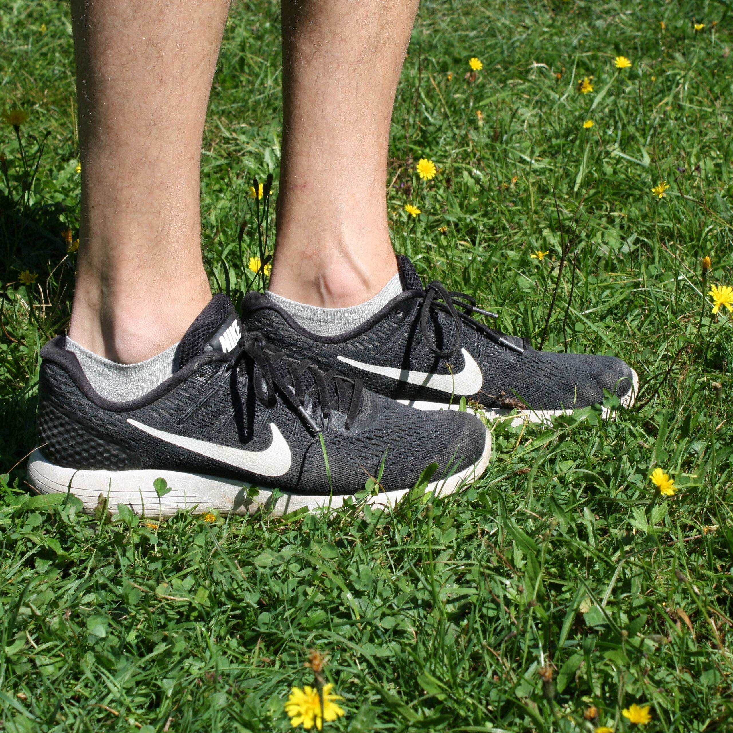 Merino Sneaker Socken grau Detailansicht mit Sneakers – kurze Wollsocken Herren Damen WOOL ROCKERS