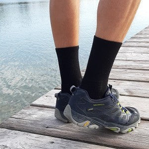Merino Wandersocken schwarz beim Wandern - gepolsterte Trekking Socken für Outdoor-Aktivitäten