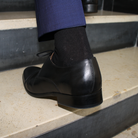 Merino Business Socken schwarz Detailansicht mit Schuhen – weiche Merinowolle Socken für das Büro