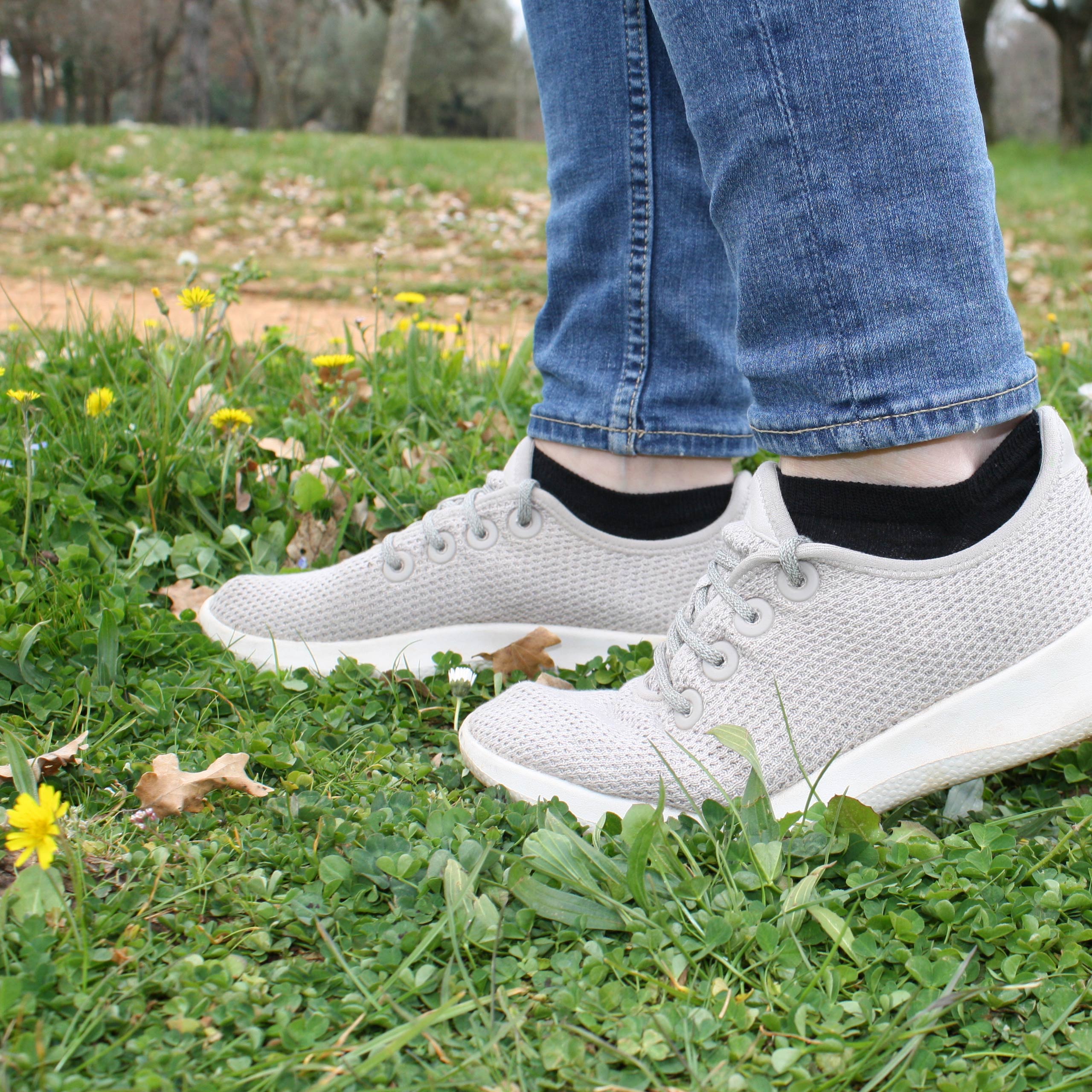 Merino Sneaker Socken schwarz mit Sneakers – kurze Merinosocken Damen für Alltag und Freizeit