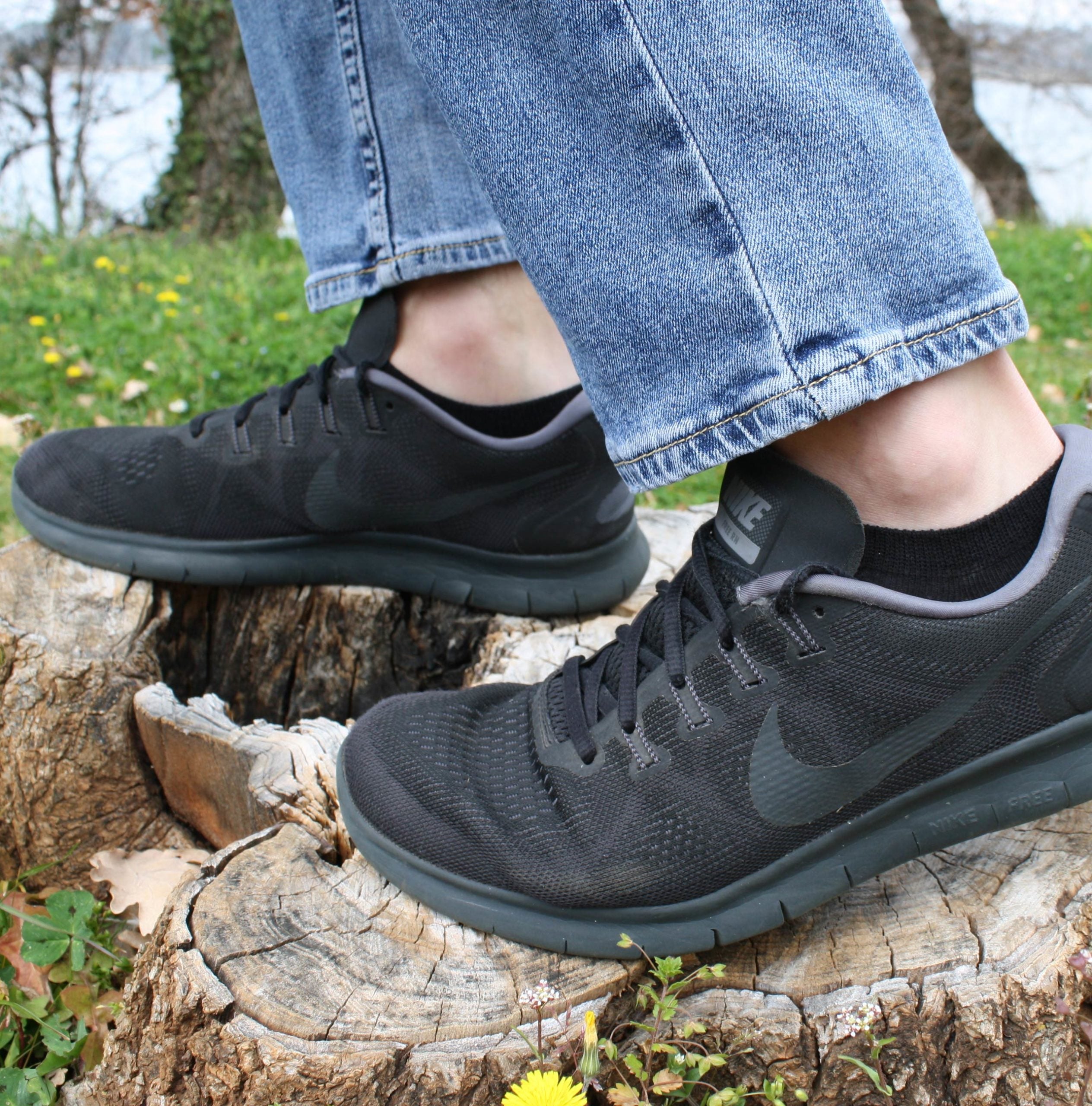 Merino Sneaker Socken schwarz mit Sneakers – kurze Wollsocken Herren für Sport und Büro WOOL ROCKERS